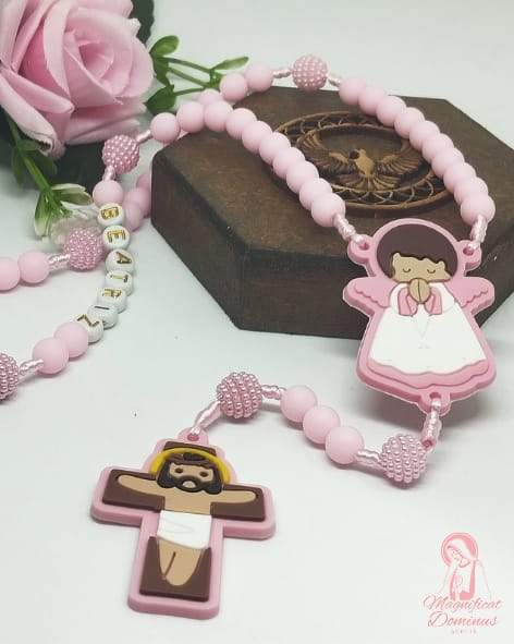 Terço do Anjo da Guarda, Cruz e entremeio emborrachados na cor rosa - contas 8mm